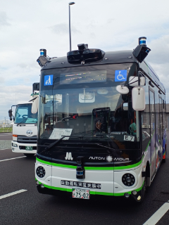 "園内を走るバス 1回400円"