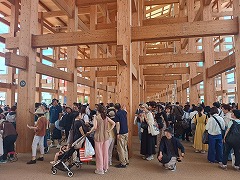 "朝9:45で、すでにイタリア館の前には長い列"